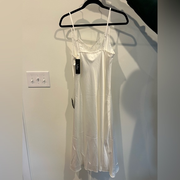 Lulu’s white satin midi dress - Picture 7 of 7